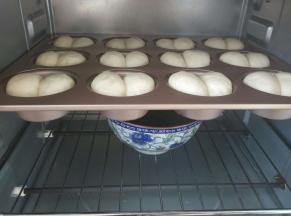 放入烤箱进行二次发酵，发酵至二倍大时即可