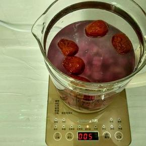 九阳养生壶注入1000毫升清水，放入紫薯和红枣。选滋补品功能。