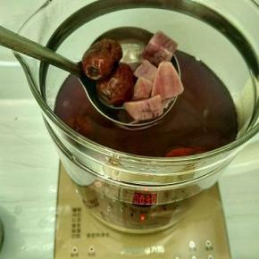 紫薯煮熟。
