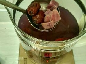 紫薯煮熟。