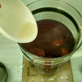 放入白糖再煮一会儿。