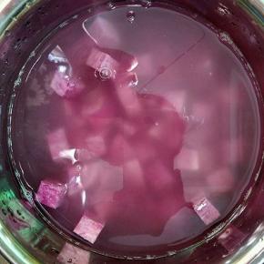 紫薯去皮切小块浸泡清水。