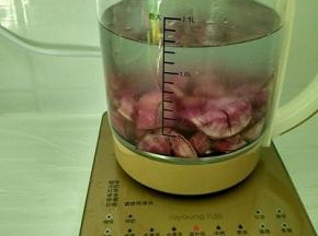养生壶注入1000清水，放入紫薯，选滋补品功能。