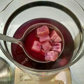 紫薯煮熟。