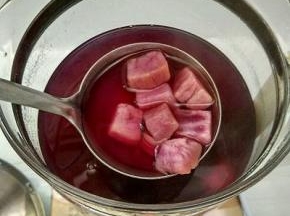 紫薯煮熟。