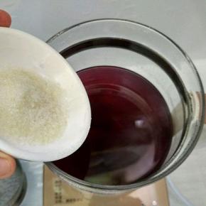 放入白糖再煮一会儿即可。