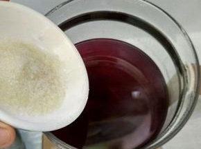 放入白糖再煮一会儿即可。
