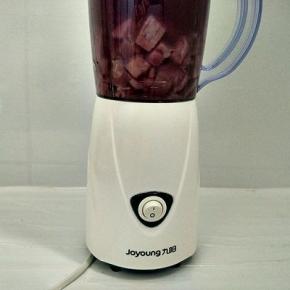 放入料理机搅拌成紫薯羹。