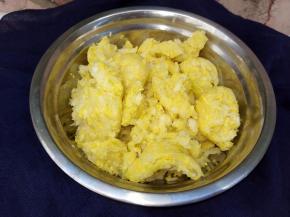 娃娃菜洗净，切碎，放少许盐腌五六分钟，然后将娃娃菜水份挤干，不用挤特别干，否则馅料太柴不好吃；