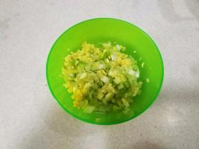 葱、姜切丁，备用；