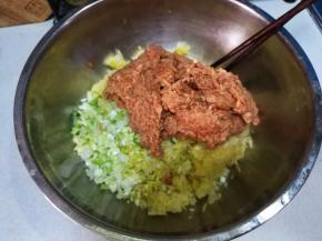 冷藏好的肉馅与白菜混合，倒入葱姜末，榨好的花椒油，香油；