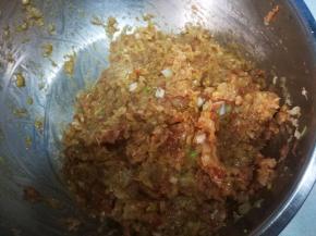 用筷子将所有馅料搅拌均匀，尝尝咸淡，在根据个人口味，选择加不加盐；