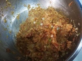 用筷子将所有馅料搅拌均匀，尝尝咸淡，在根据个人口味，选择加不加盐；