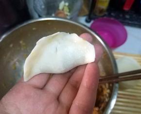 将饺子捏合，边缘捏紧；
