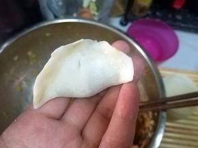 将饺子捏合，边缘捏紧；