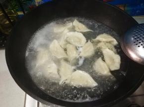 锅中放入足量清水，为了防沾可以在锅中加少许盐或半根葱。大火将水烧开，下饺子。中间加三次凉水（每交煮沸后再加凉水），见饺子全部浮起，变鼓后，捞出。