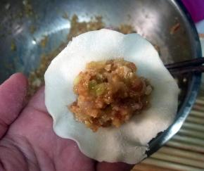 取一饺子皮，放上适量馅量；