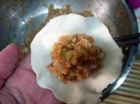 取一饺子皮，放上适量馅量；