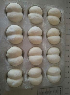 取出用面粉筛撒上薄薄的一层面粉