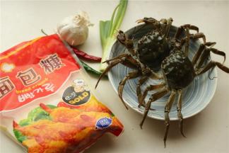 准备好食材。好容易把到处乱爬的大闸蟹放在盘子里拍一张，事实上它们一直在动来动去。