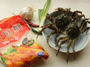 准备好食材。好容易把到处乱爬的大闸蟹放在盘子里拍一张，事实上它们一直在动来动去。