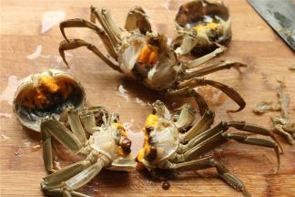 开始残忍的一幕。揭开后背，除去蟹腮等不能吃的部位，身体一一分为二。