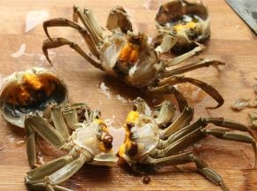 开始残忍的一幕。揭开后背，除去蟹腮等不能吃的部位，身体一一分为二。