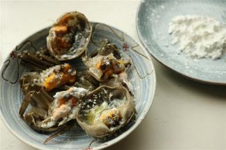 表面撒生粉腌制一会，这样待会煎的时候蟹黄就不会掉的到处都是。