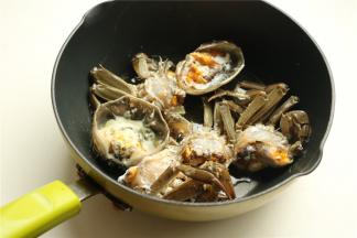 煎锅放油，放入蟹块开始焖煎。