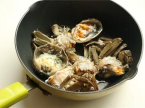 煎锅放油，放入蟹块开始焖煎。