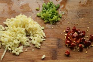 蒜切末，葱切末，辣椒切末。