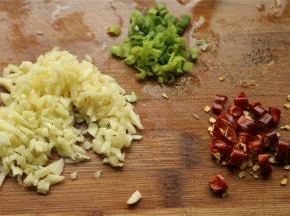 蒜切末，葱切末，辣椒切末。