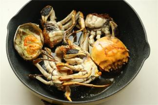 蟹的表面已经变硬变焦。