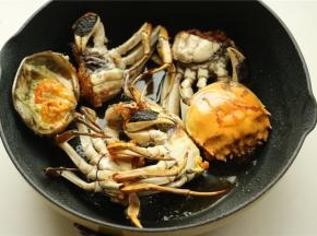 蟹的表面已经变硬变焦。