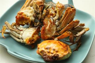 煎好的蟹块盛出待用。