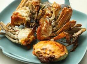 煎好的蟹块盛出待用。