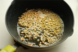 用煎蟹的油，继续小火煎香蒜蓉。