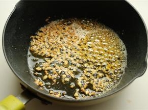 用煎蟹的油，继续小火煎香蒜蓉。