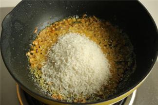 放入面包糠，会迅速吸干油份。