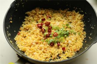 加入葱末，辣椒末翻炒均匀，加盐调味。