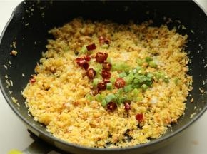 加入葱末，辣椒末翻炒均匀，加盐调味。