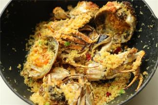 继续翻炒一下，面包糠裹满蟹块即可。