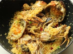 继续翻炒一下，面包糠裹满蟹块即可。