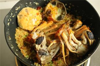 放入刚才煎好的蟹块。