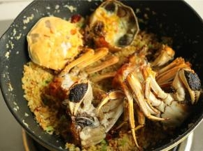 放入刚才煎好的蟹块。