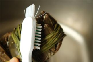 大闸蟹刷洗干净。