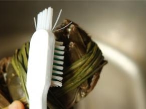 大闸蟹刷洗干净。