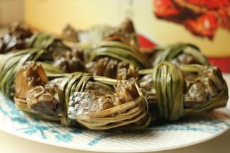 先检查一下，8只母蟹，只只鲜活。个头虽然不大，但是每一只都沉甸甸的很有分量，说明是很肥的。这个时候正是吃母蟹的时候。 刚打开时候，大闸蟹因为缺氧略微有点不太活跃，拿出来不大一会，就开始吐泡泡了。