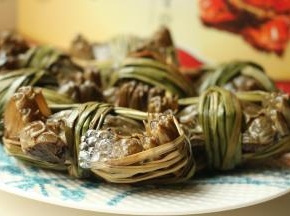 先检查一下，8只母蟹，只只鲜活。个头虽然不大，但是每一只都沉甸甸的很有分量，说明是很肥的。这个时候正是吃母蟹的时候。 刚打开时候，大闸蟹因为缺氧略微有点不太活跃，拿出来不大一会，就开始吐泡泡了。