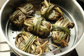 里加入足量水，加入篦子，下面垫上姜片。